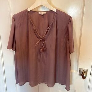 DR2 Short sleeved lavender colored blouse with tassel-tie detail size L